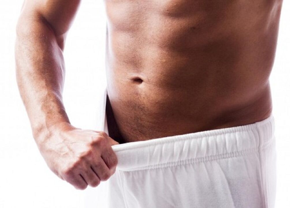 رجل ينظر إلى أسفل سرواله أثناء الإثارة أثناء الخروج